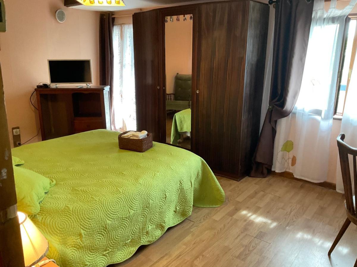 Chambres, Table D'Hotes Et Gites Les Mesanges Saint-Jean-de-Sauves Esterno foto