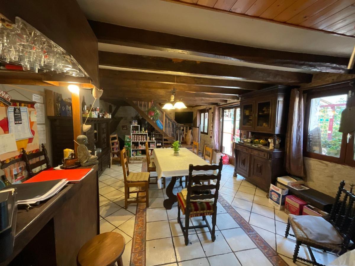 Chambres, Table D'Hotes Et Gites Les Mesanges Saint-Jean-de-Sauves Esterno foto