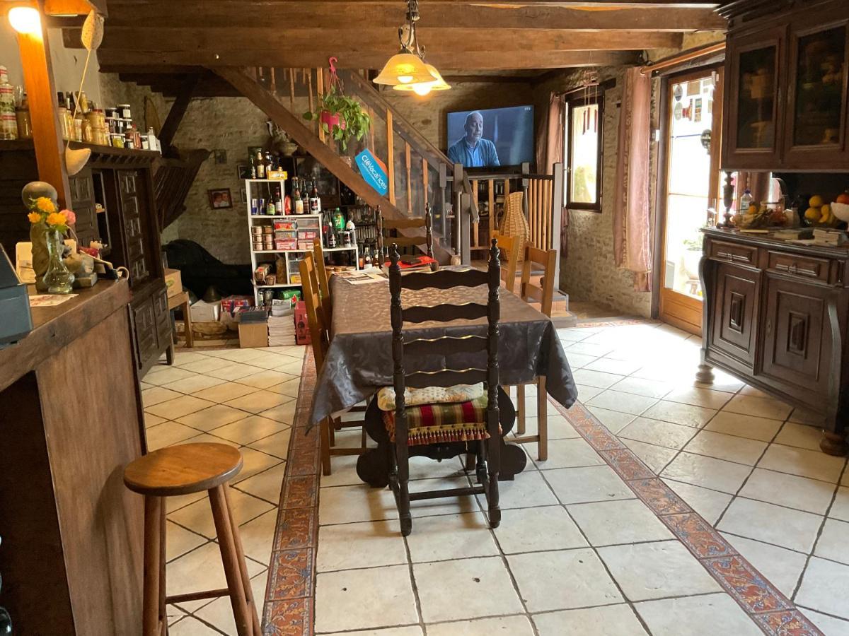Chambres, Table D'Hotes Et Gites Les Mesanges Saint-Jean-de-Sauves Esterno foto