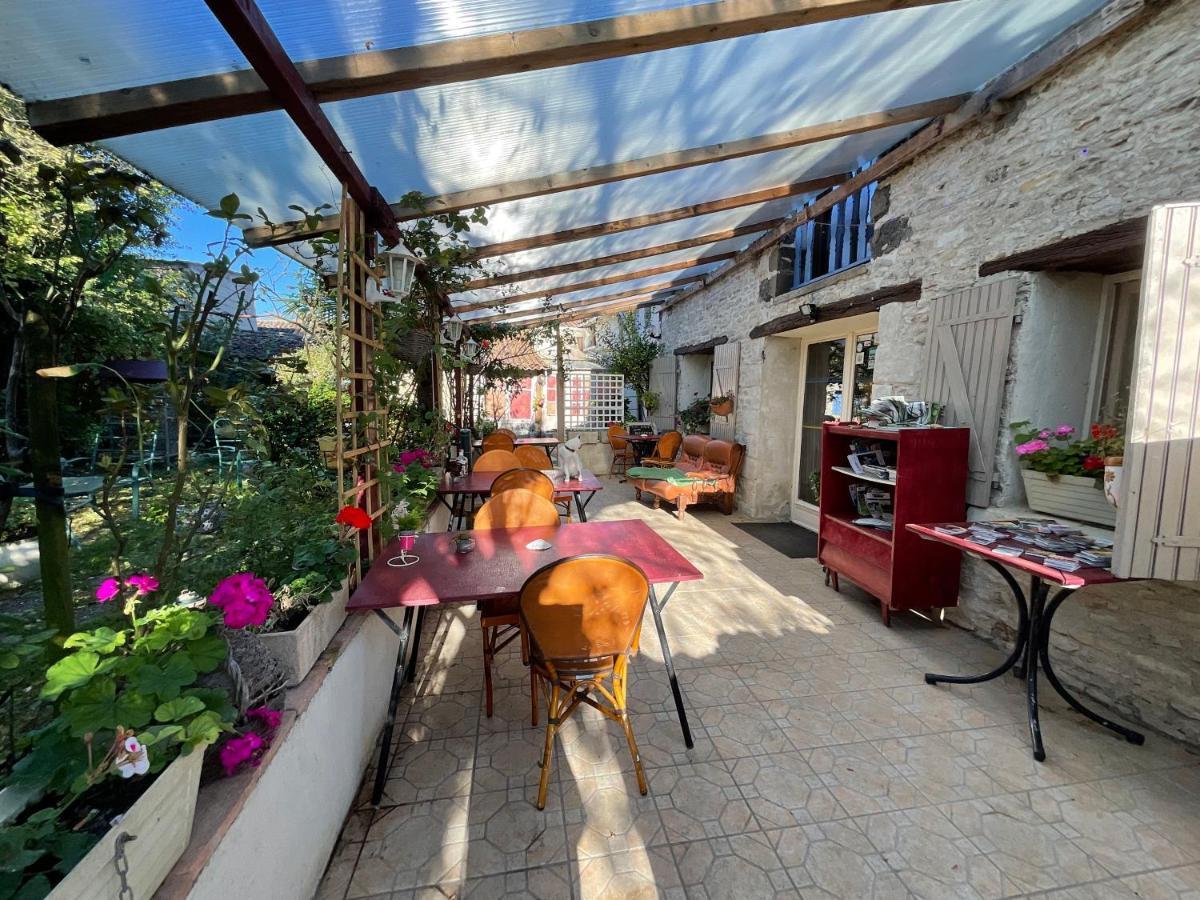 Chambres, Table D'Hotes Et Gites Les Mesanges Saint-Jean-de-Sauves Esterno foto