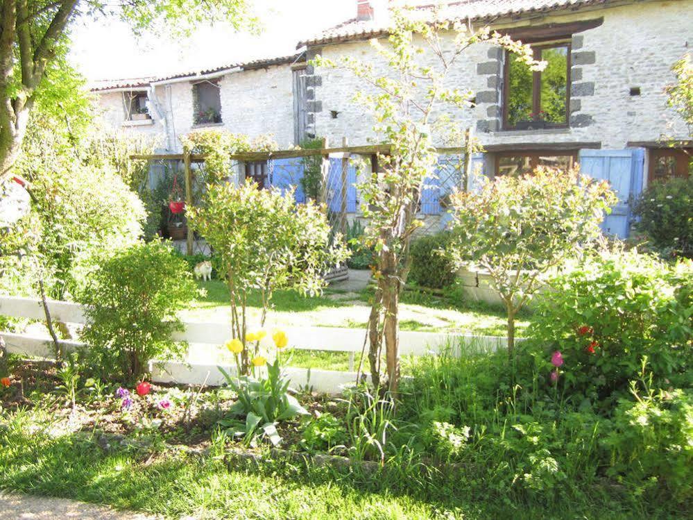 Chambres, Table D'Hotes Et Gites Les Mesanges Saint-Jean-de-Sauves Esterno foto